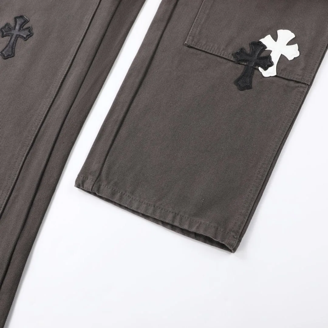 P280 💰 (Top version) Chrome hearts Cross patch leather jeans workwear logging pants Chrome hearts logging pants are here! ! ! CH Croix Heart Double Knee Cross Patch Leather Bo1 Style Logging Pants Straight-leg Work Pants B136 Croix Heart Cross Sanskrit Overalls Price 20W level, patchwork cross pattern embellishment, high-waisted washed jeans! ! Absolutely high-end luxury products, 1.9W level god-level single products, super popular products, made by top heavy industry, not to be missed. About Zangyin, this is an extremely luxurious fashion brand, which can also be called the nobles of the high street. It has always been an exclusive brand of some hipsters or rich second generation. Compared with ordinary high streets, it is more luxurious and noble. Compared with luxury brands, it has a more fashionable personality and has always been a brand that I have a special liking for. Imported yarn is custom-woven into a high-density twill canvas. While ensuring a crisp silhouette, the fabric feels very delicate. It follows the B01 classic silhouette. The upper body is crisp and stylish. The ready-made garments are stone-milled and washed with fermentation. They can be matched with any style. Buttons and zinc are washed with genuine YKK retro metal products. Double-layered canvas on the front. Perfect details. All hardware is perfect. Size: S-XXL Color: Picture color